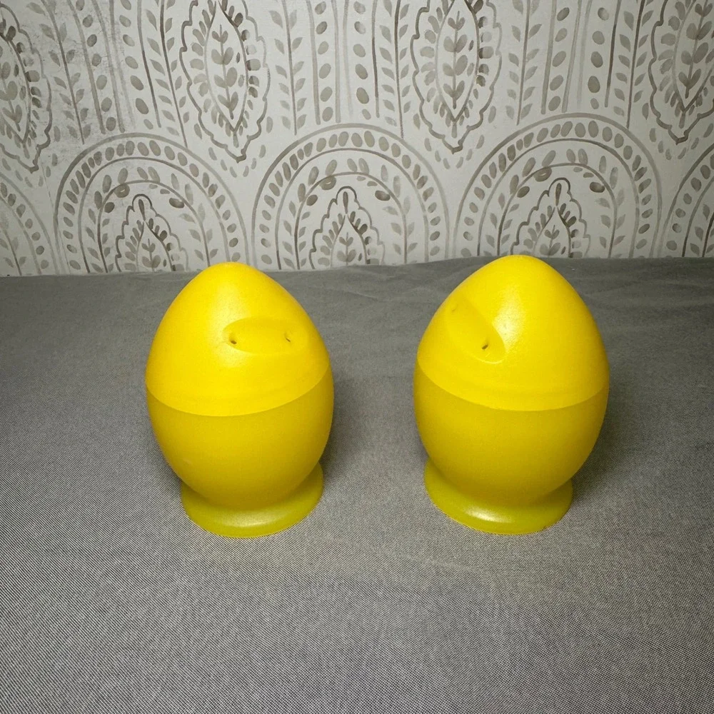 Vintage‎ Yellow Egg Shaped Plastic Salt Pepper Shakers Set